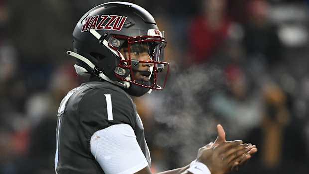 Washington State Cougars quarterback Cameron Ward 